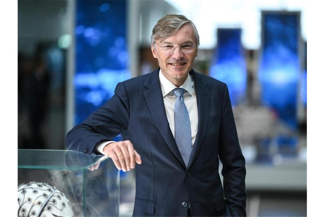 ZF-Chef: Möglicherweise nicht alle Jobs zu erhalten Wolf-Henning Scheider, Vorstandsvorsitzender der ZF Friedrichshafen AG, steht nach der Jahrespressekonferenz im ZF-Forum. Foto: Felix Kästle/Archiv