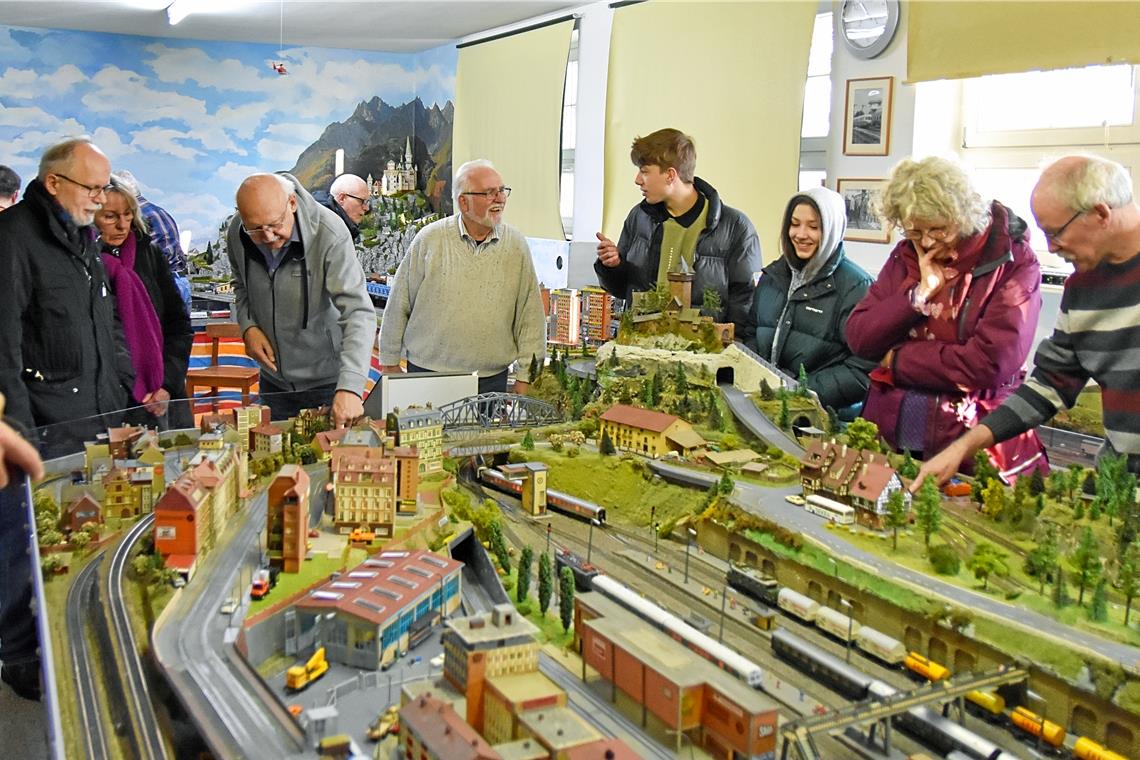 Zauber der historischen Modelleisenbahn des CJE in Backnang Wolfgang Bezner (Dritter von links) zeigt Besucherinnen und Besuchern die Besonderheiten der Modellbahnausstellung. Fotos: Tobias Sellmaier