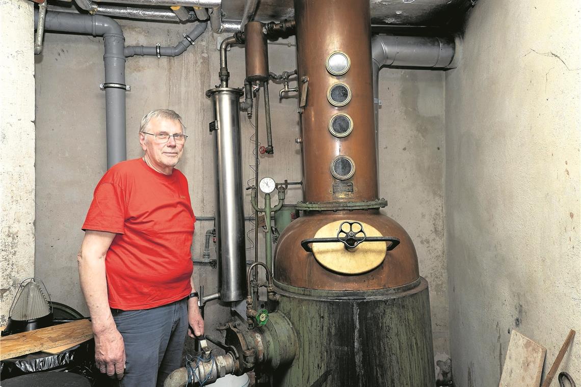 Wolfgang Bunk und seine Destille, die ihm schon viele, viele Jahre treue Dienste geleistet hat. Foto: J. Fiedler