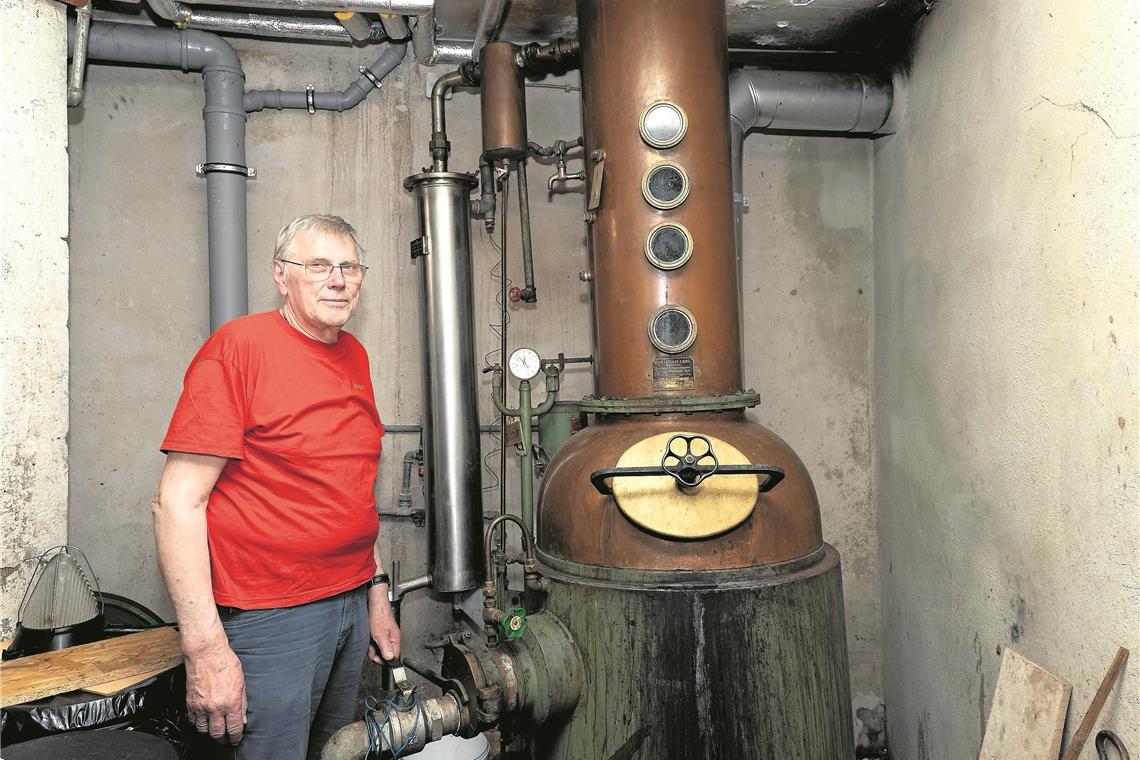 Mit der Destille auf Du und Du Wolfgang Bunk und seine Destille, die ihm schon viele, viele Jahre treue Dienste geleistet hat. Foto: J. Fiedler