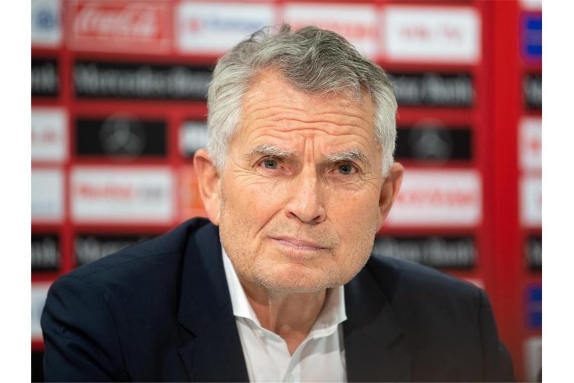 Wolfgang Dietrich, Präsident des Fußball-Bundesligisten VfB Stuttgarts, schaut in die Kamera. Foto: Sebastian Gollnow/Archivbild