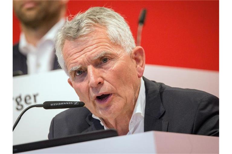 Wolfgang Dietrich, Präsident vom VfB Stuttgart, erklärt die Mitgliederversammlung für beendet. Foto: Christoph Schmidt/dpa/Archivbild