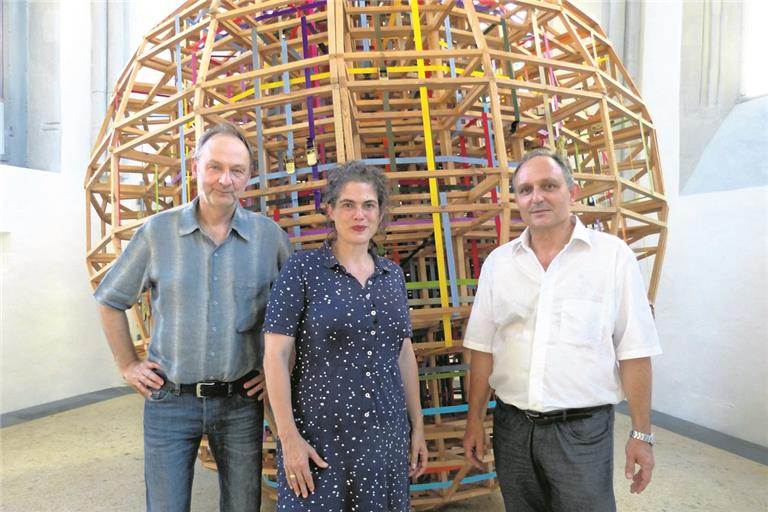 Wolfgang Ellenrieder (links) arbeitet wie Katja Pfeiffer im Grenzbereich zwischen Malerei, Installation und Skulptur. Die beiden saßen beim Künstlergespräch zusammen mit Galerieleiter Martin Schick auf dem Podium. Danach gab es einen Rundgang durch Pfeiffers Werkschau. Foto: P. Wolf