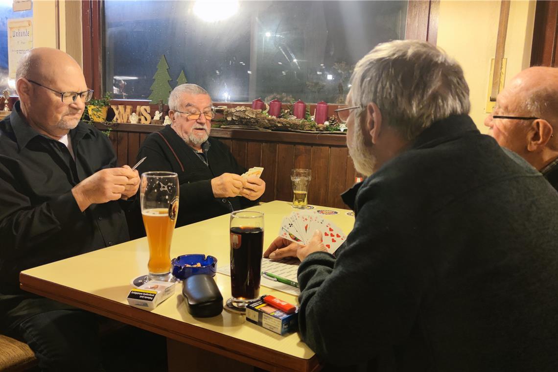 Wolfgang Ernst (links) hofft bei seinem Skatstammtisch auf ein günstiges Blatt.Fotos: privat