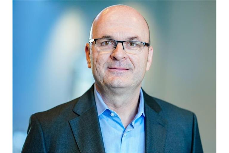 Wolfgang Fassnacht, Personalleiter beim Softwarekonzern SAP, steht am Rande der Hauptversammlung. Foto: Uwe Anspach/Archiv