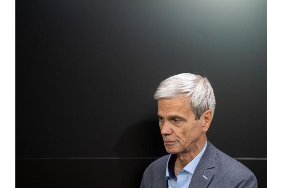 Meuthen als AfD-Vorsitzender bestätigt: Gedeon 3,77 Prozent Wolfgang Gedeon, AfD-Politiker, kommt zu einer Pressekonferenz. Foto: Marijan Murat/dpa/Archivbild