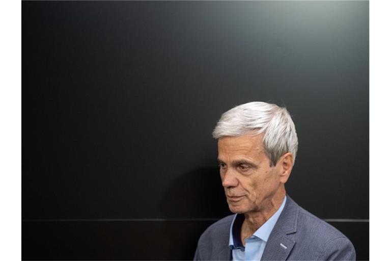 Wolfgang Gedeon, AfD-Politiker, kommt zu einer Pressekonferenz. Foto: Marijan Murat/dpa/Archivbild
