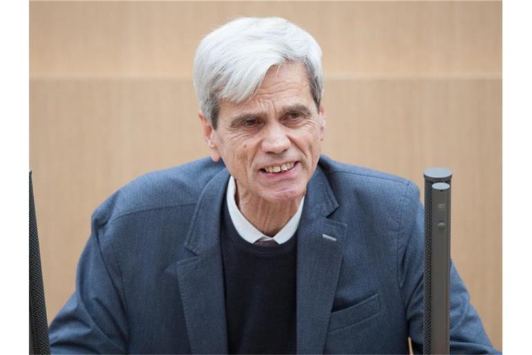 Wolfgang Gedeon (AfD) spricht bei einer Debatte am Rednerpult. Foto: Christoph Schmidt/Archiv