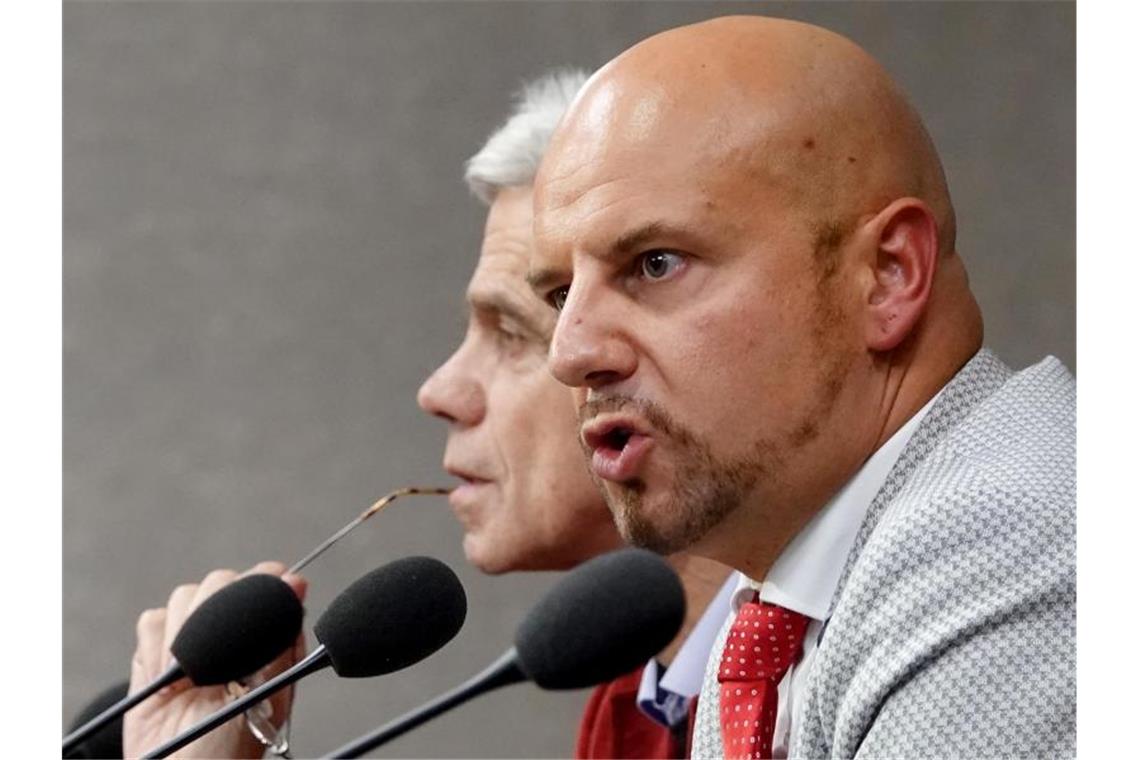 Prozess zu Ausschluss von AfD-Politikern aus Landtag Wolfgang Gedeon (l., AfD-Mitglied, aber fraktionslos) und Stefan Räpple (AfD) sprechen in Mikrofone. Foto: Simon Sachseder/Archivbild
