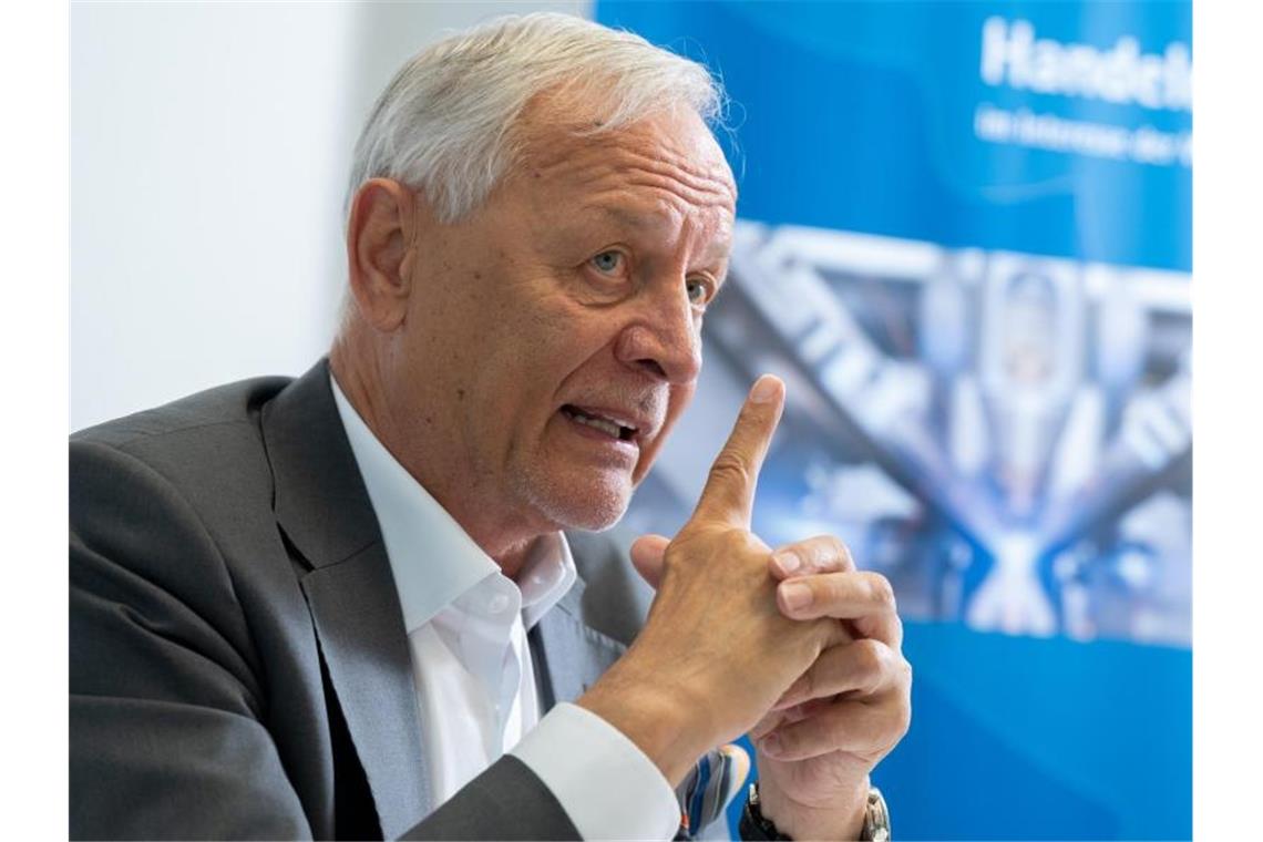 Firmen fordern mehr digitale Angebote der Verwaltung Wolfgang Grenke, der Präsident des Baden-Württembergischen Industrie- und Handelskammertags (BWIHK), gibt ein Interview in seinen Büroräumen. Foto: Bernd Weißbrod/dpa