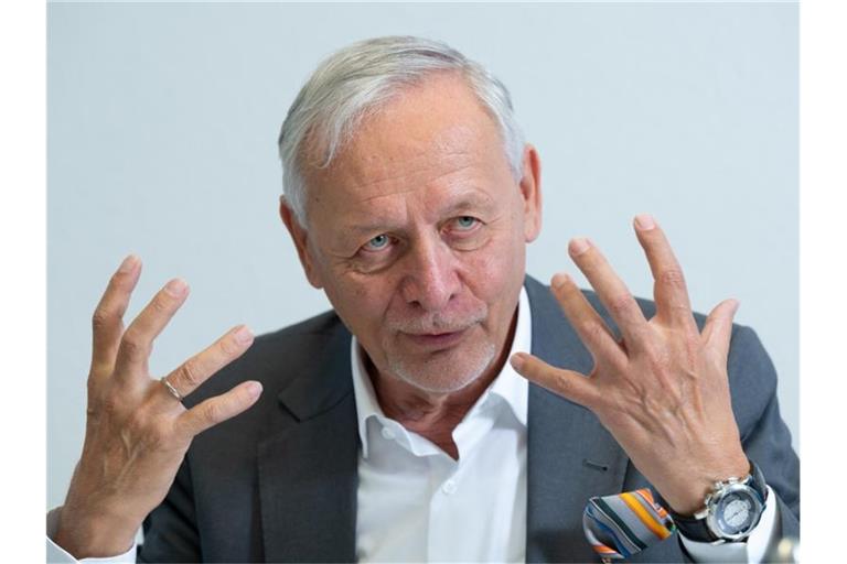 Wolfgang Grenke, der Präsident des Baden-Württembergischen Industrie und Handelskammertags (BWIHK), gestikuliert. Foto: Bernd Weißbrod/dpa