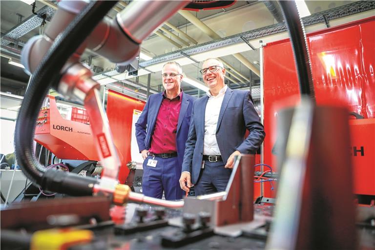 Wolfgang Grüb (rechts) und sein Geschäftsführerkollege Ronald Weber haben gut lachen, denn die Geschäfte bei Lorch Schweißtechnik laufen hervorragend. In den kommenden Jahren soll die Mitarbeiterzahl von derzeit 280 auf bis zu 500 steigen. Fotos: A. Becher