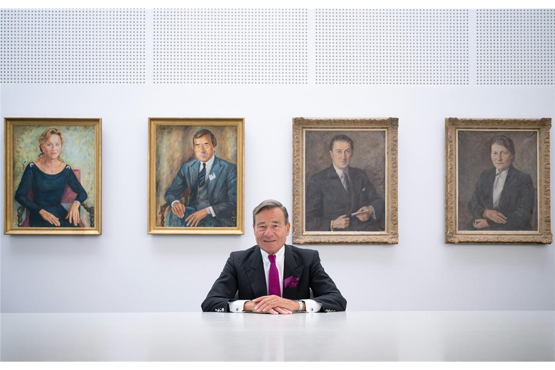 Wolfgang Grupp sitzt in der Firmenzentrale von Trigema in Burladingen unter einer Porträtreihe, die seine Frau, ihn und seine Eltern zeigen (Archivbild).