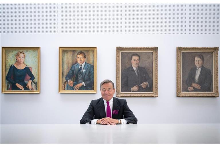Wolfgang Grupp sitzt in der Firmenzentrale von Trigema in Burladingen unter einer Porträtreihe, die seine Frau, ihn und seine Eltern zeigen (Archivbild).
