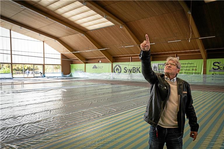 Wolfgang Michel zeigt auf die kaputten Oberlichter der Tennishalle, in der momentan nicht gespielt werden kann. Foto: Alexander Becher