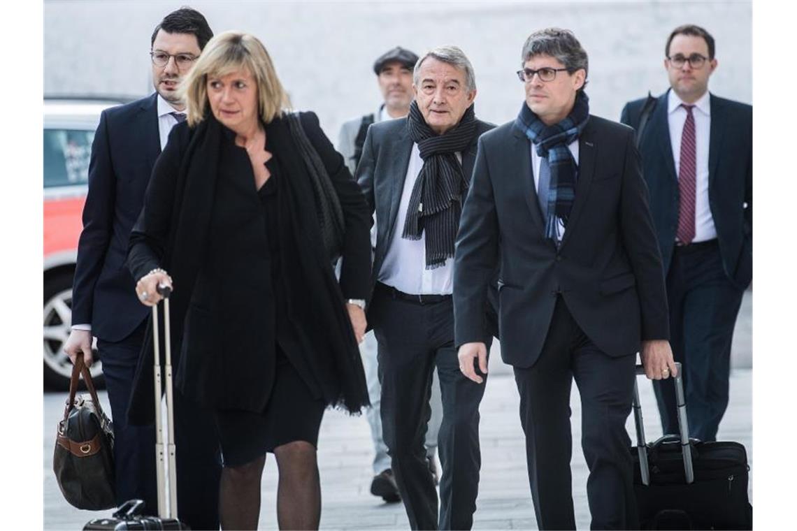 Keine Verlängerung der Verjährungsfrist: WM-Prozess beendet Wolfgang Niersbach (M) erschien am 11. März vor dem Bundesstrafgericht im Schweizerischen Bellinzona. Foto: Samuel Golay/KEYSTONE/Ti-Press/dpa