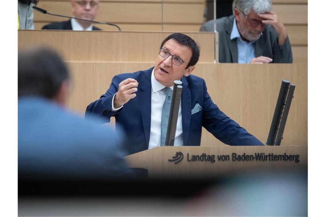 Wolfgang Reinhart, CDU-Fraktionsvorsitzender in Baden-Württemberg, redet bei einer Plenarsitzung. Foto: Marijan Murat/dpa