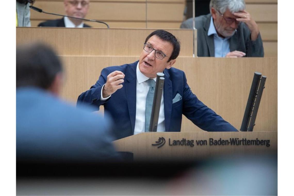 Bis 20 Personen? CDU will Beschränkungen weiter lockern Wolfgang Reinhart, CDU-Fraktionsvorsitzender in Baden-Württemberg, redet bei einer Plenarsitzung. Foto: Marijan Murat/dpa