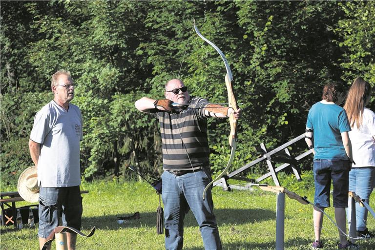 Wolfgang Rothenburger gibt dem Probanden am Bogen Anweisungen und Tipps, damit der Pfeil nicht wieder daneben geht. Foto: J. Fiedler