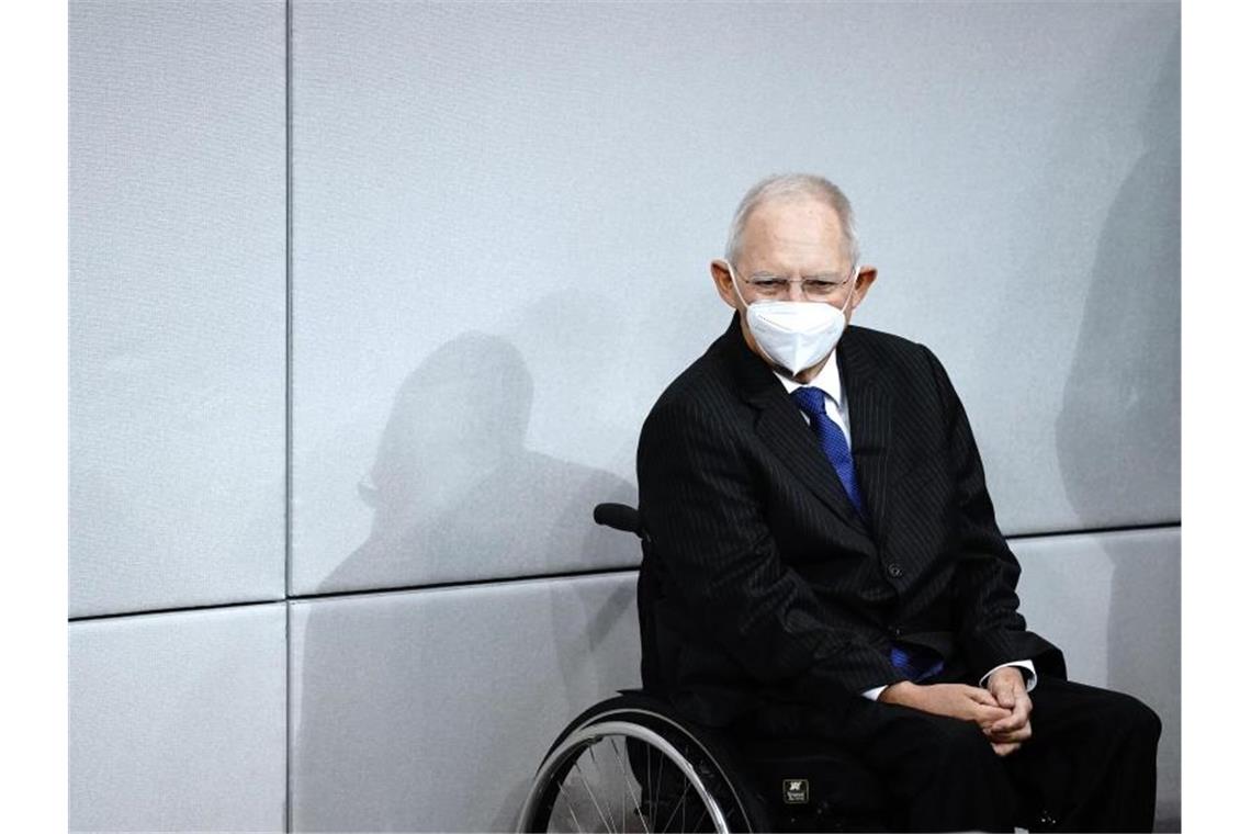 Schäuble: Einschränkungen nicht „furchtbar schlimm“ Wolfgang Schäuble (CDU), Bundestagspräsident, sitzt im Bundestag. Foto: Kay Nietfeld/dpa