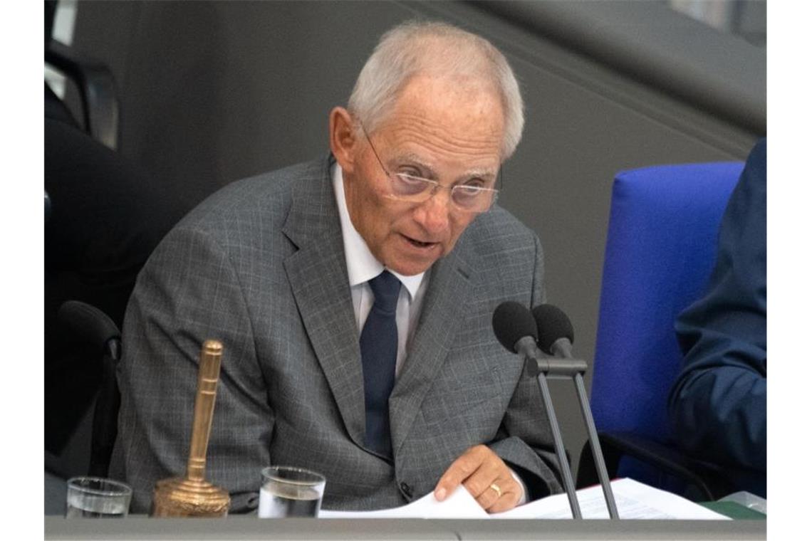 Wolfgang Schäuble (CDU), Bundestagspräsident, spricht im Deutschen Bundestag. Foto: Ralf Hirschberger/Archivbild