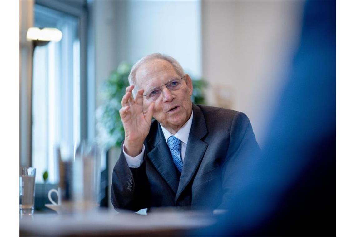 Wolfgang Schäuble (CDU), Bundestagspräsident, spricht in einem Interview mit einem Journalisten der Deutschen Presse-Agentur. Foto: Kay Nietfeld/dpa