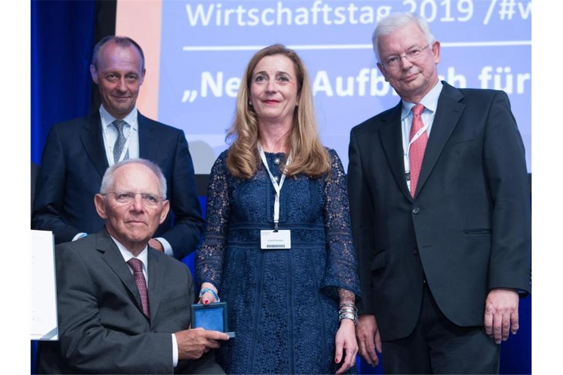 Schäuble will Merz wählen Wolfgang Schäuble (CDU, vorne l), Bundestagspräsident, neben Friedrich Merz (l-r), Astrid Hamker, Vorsitzende des CDU-Wirtschaftsrates, und Roland Koch (CDU), ehemaliger Hessischer Ministerpräsident. Foto: Jörg Carstensen/dpa/Archivbild