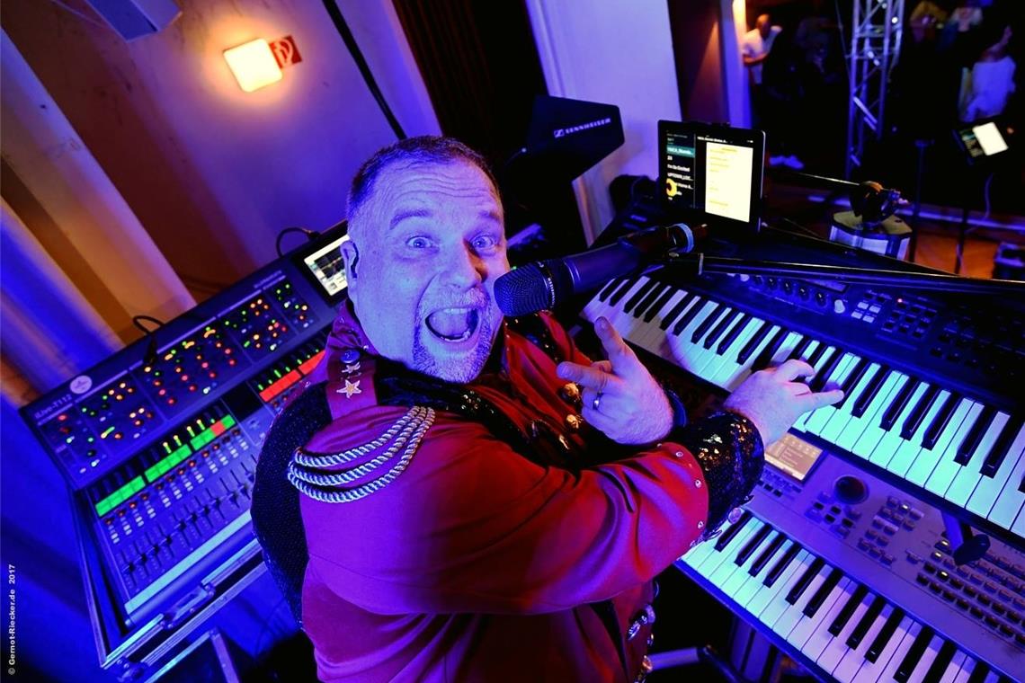 Immer im Dienst der guten Stimmung Wolfgang Schettler war lange Zeit Keyboarder des Hofbräuregiments. Foto: G. Riecker