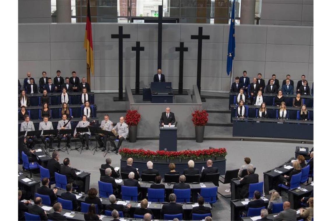 Warnung vor Extremismus und Hass zum Volkstrauertag Wolfgang Schneiderhan, Prädident des Volksbundes Deutsche Kriegsgräberfürsorge, spricht bei der zentralen Gedenkfeier zum Volkstrauertag im Bundestag. Foto: Jörg Carstensen/dpa