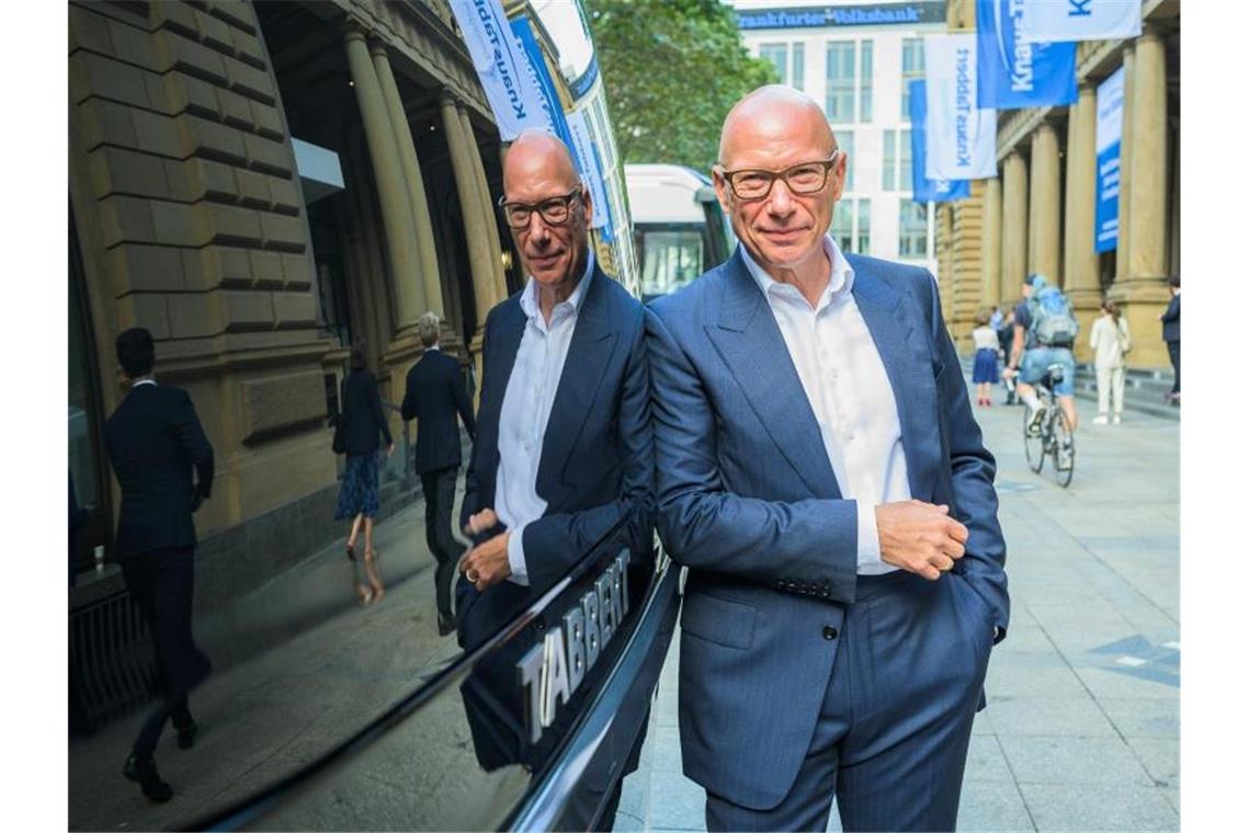 Wolfgang Speck, Geschäftsführer der Knaus Tabbert AG, steht neben einem Wohnwagen vor der Börse Frankfurt. Foto: Andreas Arnold/dpa