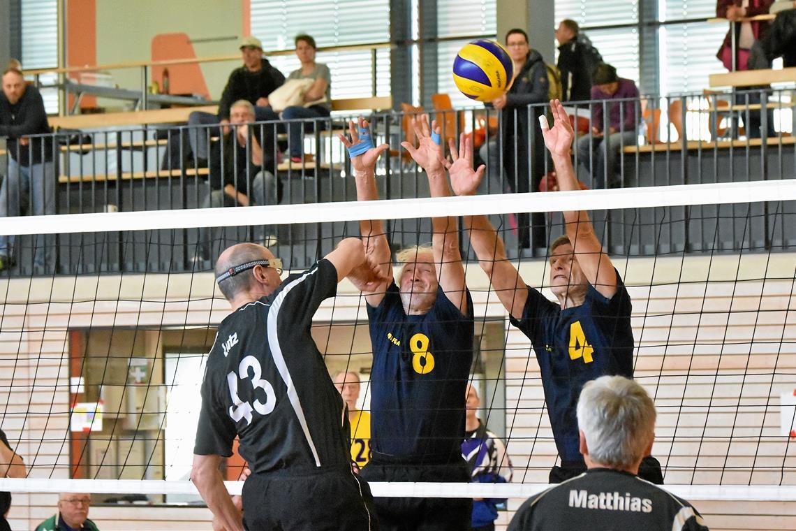 Nur ein Seniorenteam überzeugt Wolfgang Sprenger (Mitte) und Jens Krüger verhindern mit ihrer Blockarbeit die Niederlage der Backnanger Ü-59-Männer nicht. Foto: T. Sellmaier
