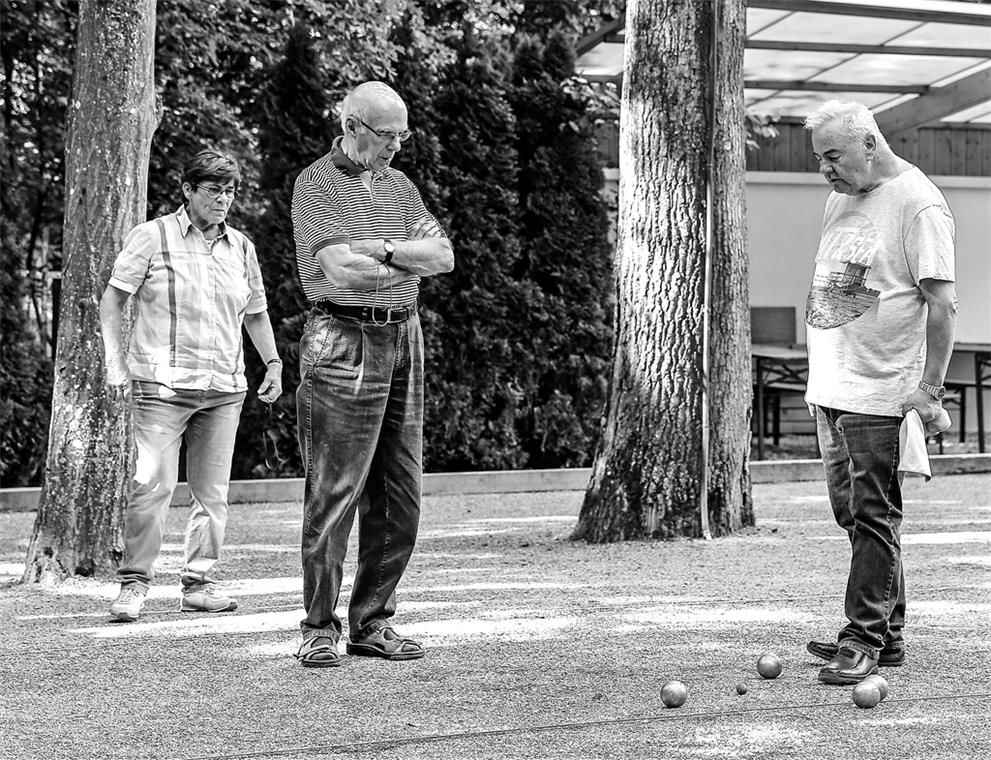 Boulebahnen filmisch in Szene gesetzt Wolfgang Wergowski (rechts) und seine Boulefreunde: Konzentriert wird auf die Kugeln geblickt. Foto: A. Becher