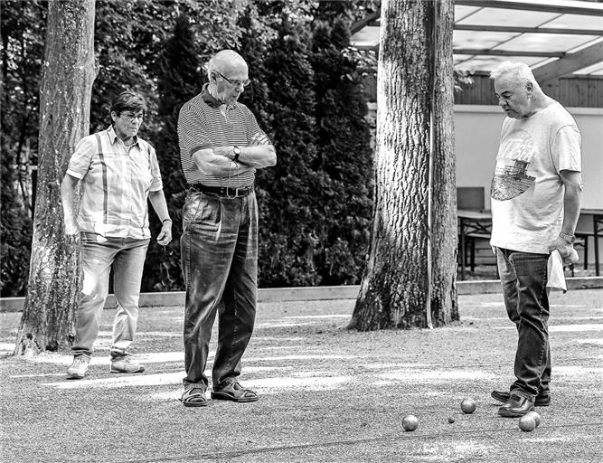 Wolfgang Wergowski (rechts) und seine Boulefreunde: Konzentriert wird auf die Kugeln geblickt. Foto: A. Becher