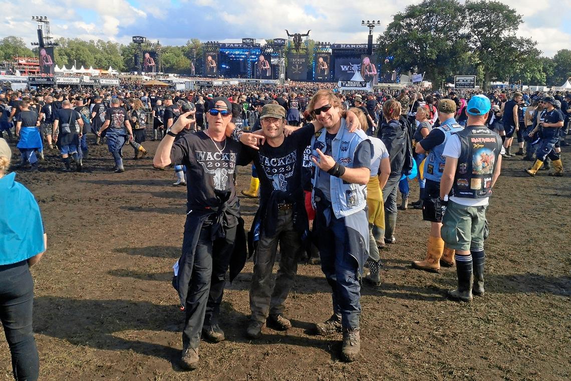 Wolfgang Wieland (von links), Christoph Jäger und Andreas Jäger genießen die Musik und die Stimmung auf dem Wacken-Open-Air. Fotos: privat