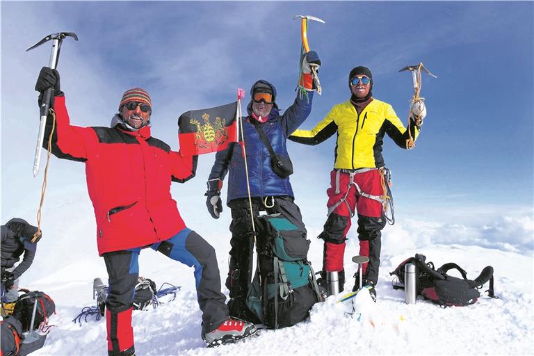 Wolfram Gruner (Mitte) mit seinen beiden Begleitern Günther Hadlik und Josef Mayer auf dem Gipfel des 6190 Meter hohen Denali. Foto: privat