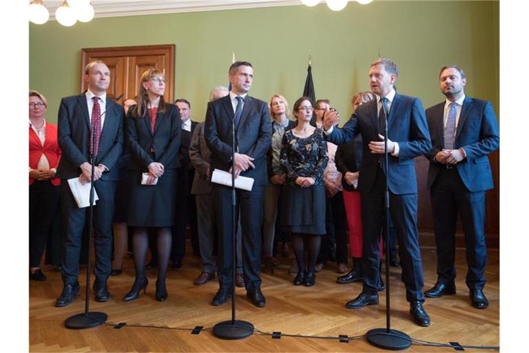 Wolfram Günther und Katja Meier von Bündnis 90/Die Grünen, Martin Dulig von der SPD und Sachsens CDU-Ministerpräsident Michael Kretschmer Anfang Oktober nach einer Sondierungsrunde. Foto: Sebastian Kahnert/dpa-Zentralbild/dpa