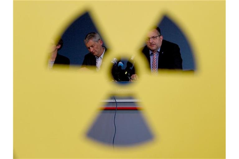 Wolfram König (l), Präsident des Bundesamtes für kerntechnische Entsorgungssicherheit, und Stefan Studt, Geschäftsführer der Bundesgesellschaft für Endlagerung, sitzen bei einer Pressekonferenz nebeneinander. Foto: Carsten Rehder/dpa