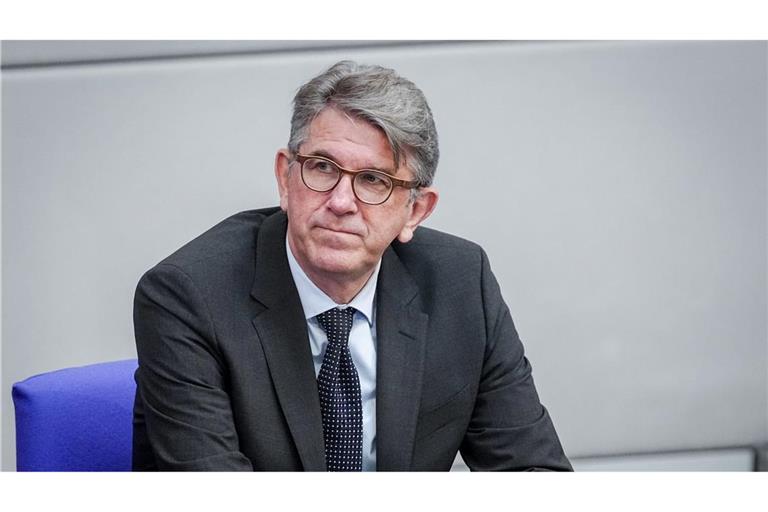 Wolfram Weimer (parteilos), Staatsminister für Kultur und Medien, darf die Betreiber des Berliner Buchladens "Zur schwankenden Weltkugel" nicht als "politische Extremisten" bezeichnen.