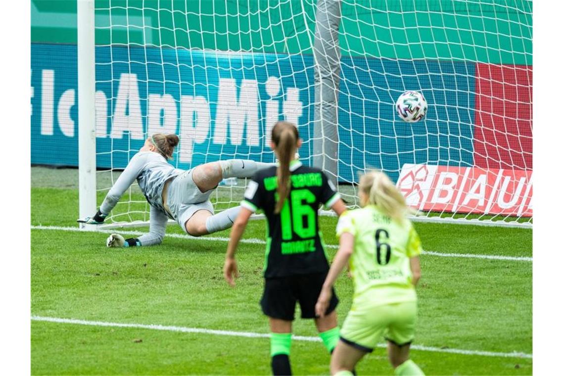 Wolfsburg-Keeperin Friederike Abt (l) kann das 3:3 von Irini Ioannidou kurz vor Schluss nicht verhindern. Foto: Marcel Kusch/dpa