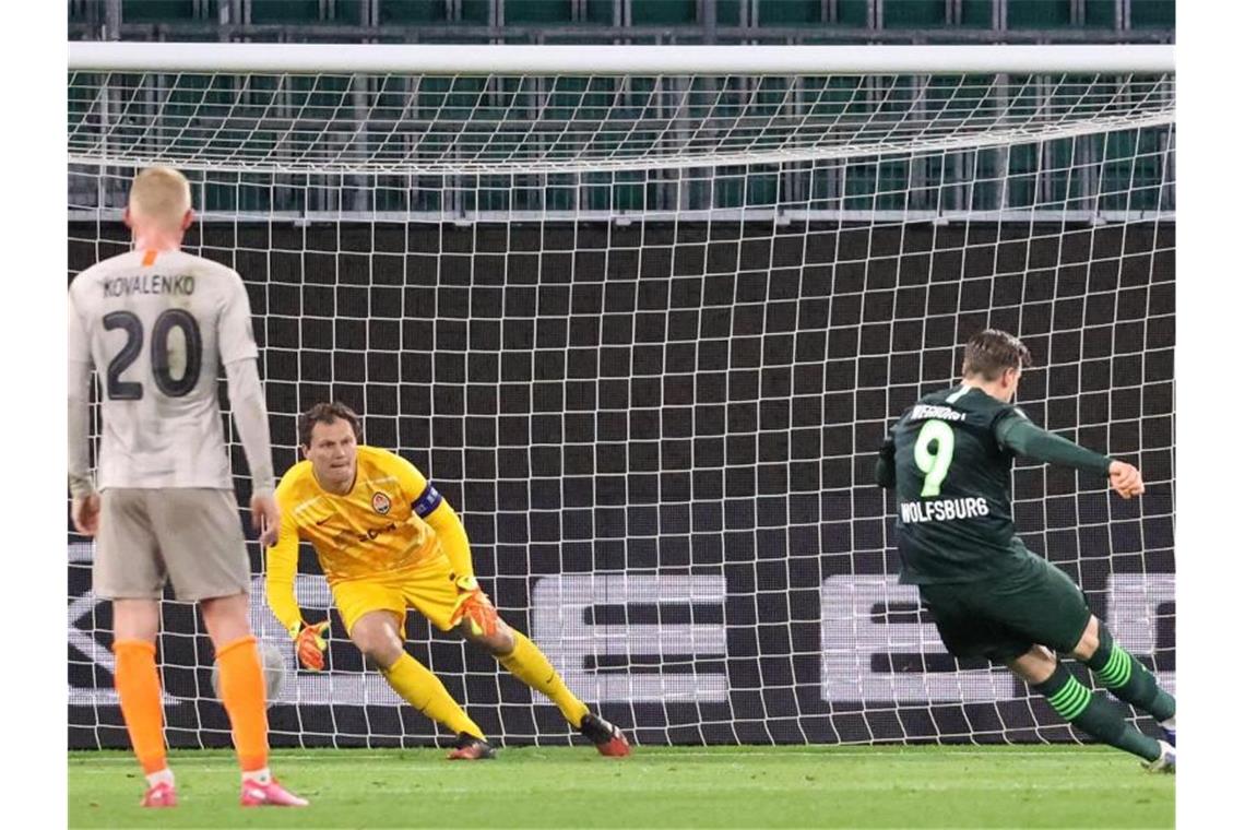 Wolfsburg-Torjäger Wout Weghorst sorgte vom Elfmeterpunkt für den Ausgleich. Foto: Sebastian Priebe/VfL Wolfsburg/dpa