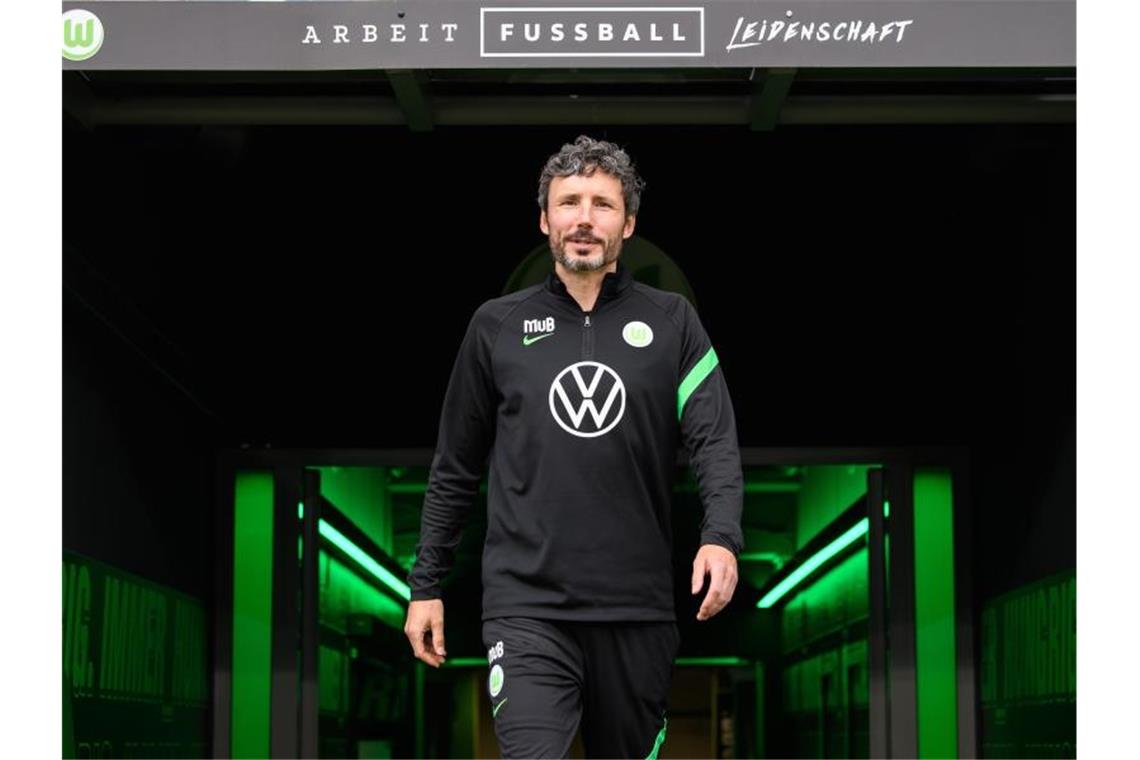 Wolfsburg-Trainer Mark van Bommel hat da was verwechselt. Foto: Swen Pförtner/dpa