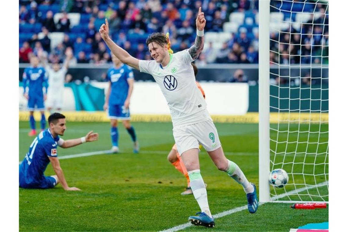 Wolfsburger Matchwinner beim Wolfsburger Sieg bei Hoffenheim: Wout Weghorst (M). Foto: Uwe Anspach/dpa