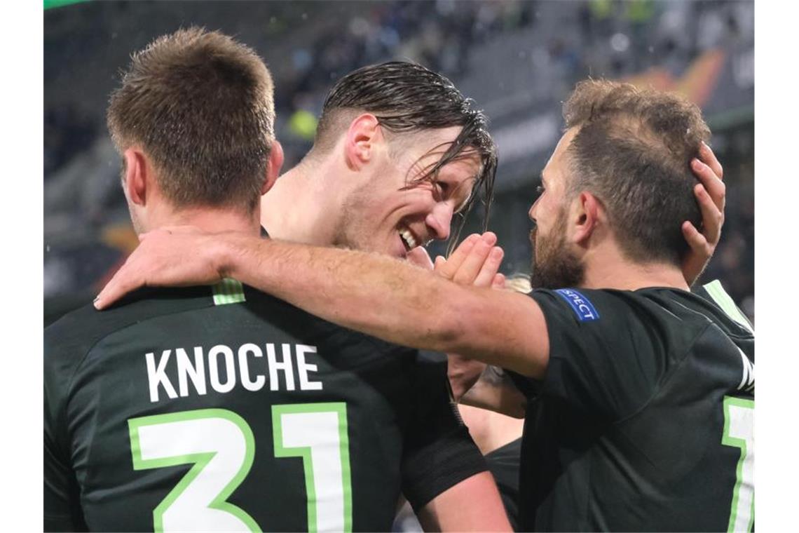 Wolfsburgs Admir Mehmedi (r) bejubelt sein Tor zum 2:1 gegen Malmö mit Robin Knoche (l) und Wout Weghorst. Foto: Peter Steffen/dpa