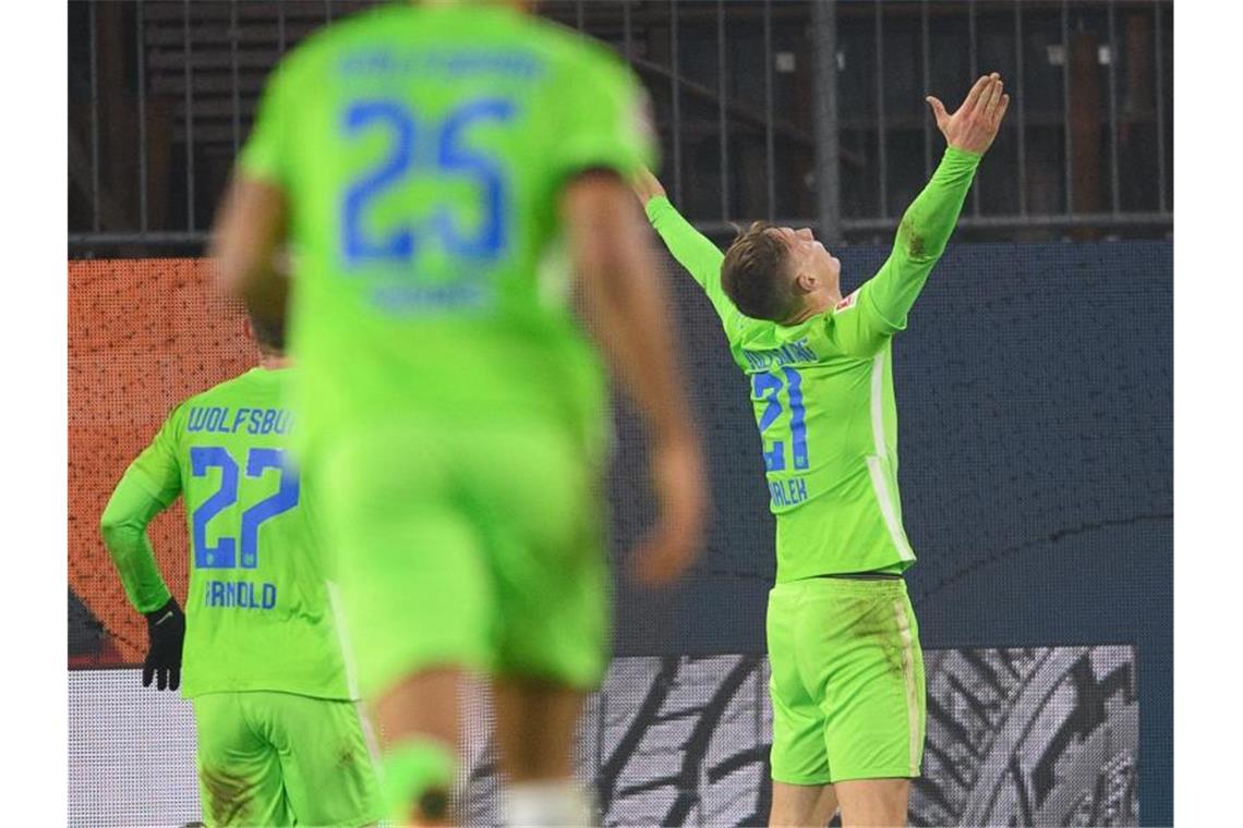 Wolfsburgs Bartosz Bialek jubelt nach seinem Tor zum 5:3. Seine Teamkollegen rennen zu ihm. Foto: Swen Pförtner/dpa