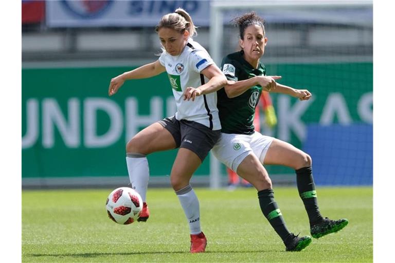 Wolfsburgs Claudia Neto (r) und Potsdams Gina Chmielinski kämpfen um den Ball. Foto: Peter Steffen/dpa/Archivbild