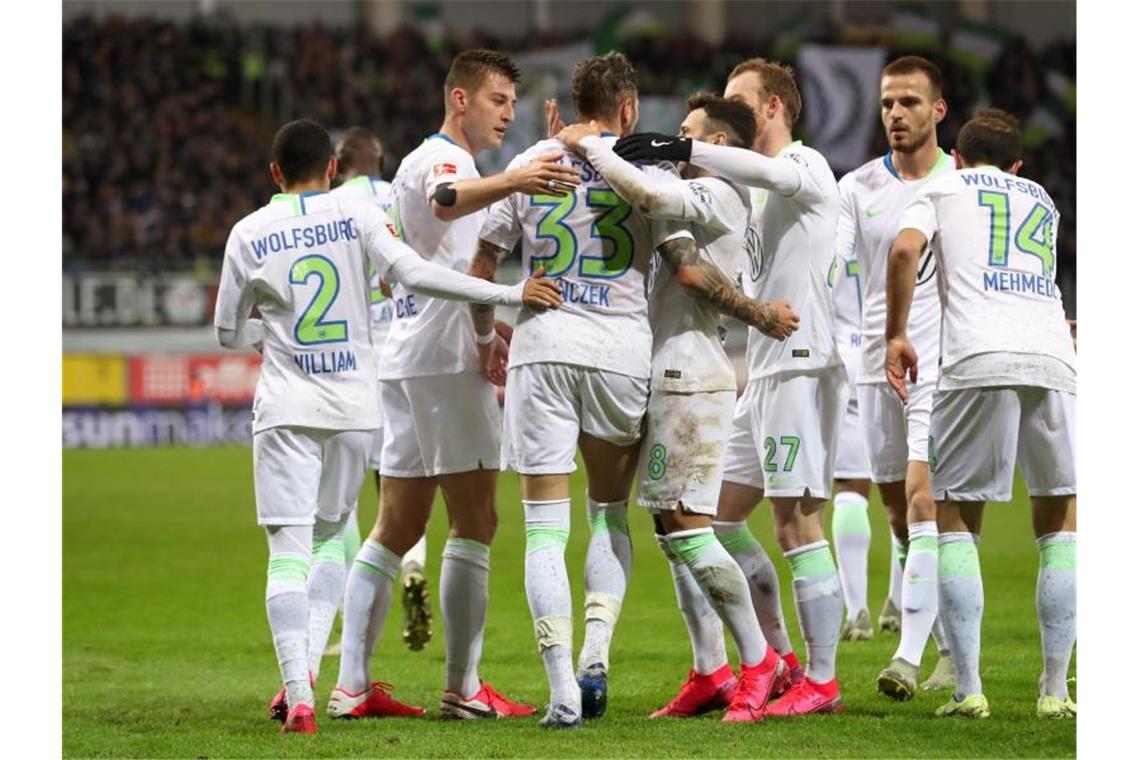 VfL Wolfsburg beendet Talfahrt: Sieg in SC Paderborn Wolfsburgs Daniel Ginczek (3.v.l) feiert seinen Treffer zum zwischenzeitlichen 2:1. Foto: Friso Gentsch/dpa