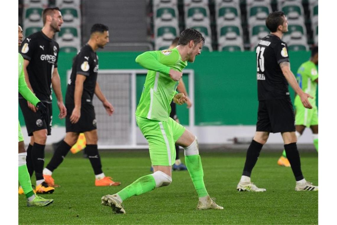 Essen schockt Düsseldorf - Mainzer Schützen zeigen Nerven Wolfsburgs Doppeltorschütze Wout Weghorst (M) jubelt nach seinem Tor zum 4:0. Foto: Swen Pförtner/dpa