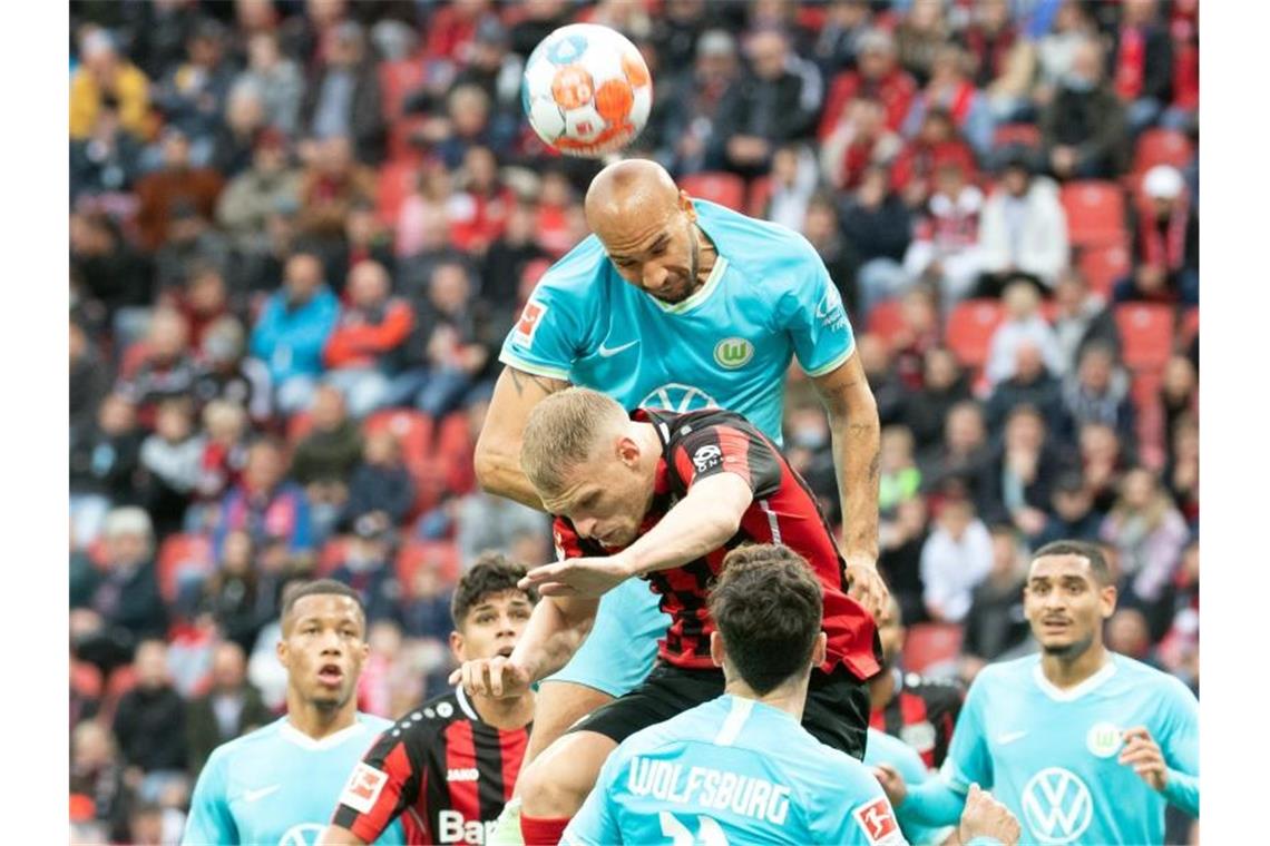 Wolfsburgs John Anthony Brooks gewinnt ein Kopfballduell gegen Leverkusens Mitchel Bakker. Foto: Federico Gambarini/dpa