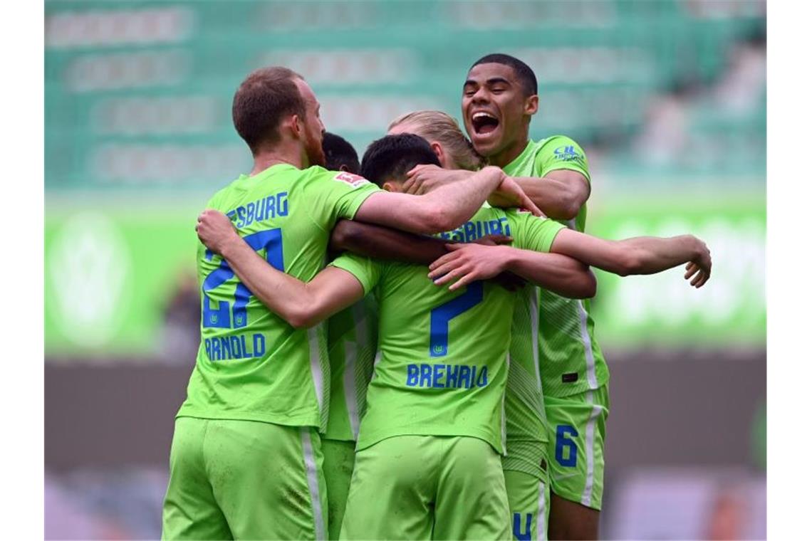 Wolfsburgs Josip Brekalo (M) bejubelt sein Tor zum 2:0 mit seinen Mannschaftskollegen. Foto: Swen Pförtner/dpa