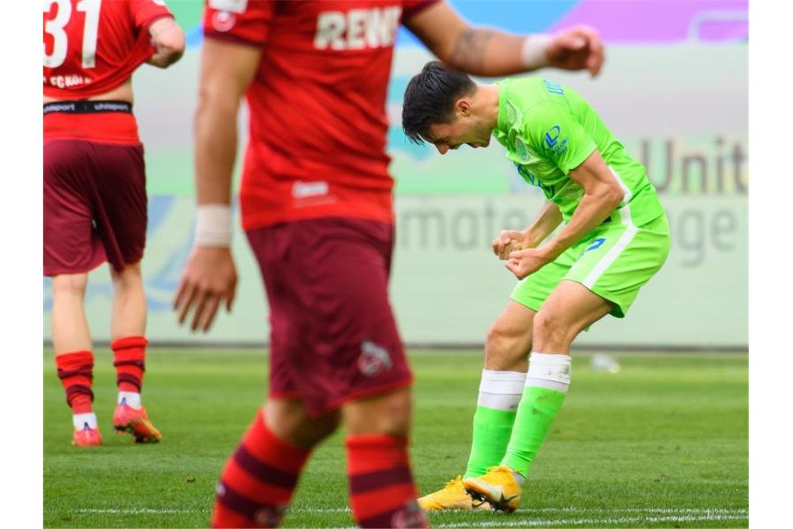 Wolfsburgs Josip Brekalo (r) jubelt nach seinem Tor zum 1:0 gegen den 1. FC Köln. Foto: Swen Pförtner/dpa